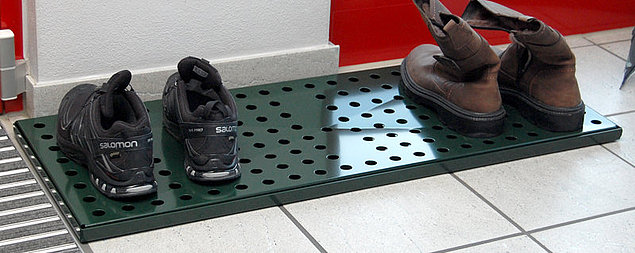 Schuh-Port in Tannengrün mit 2 Paar Schuhen in einem Flur