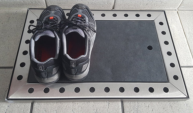 Schuh-Port "Premium" mit Schieferplatte mit einem Paar Schuhe