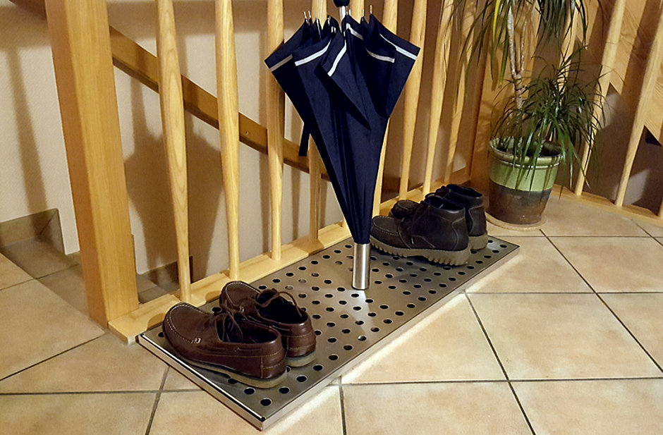 Schuh-Port aus Edelstahl mit 2 Paar Schuhen und Schirmständer