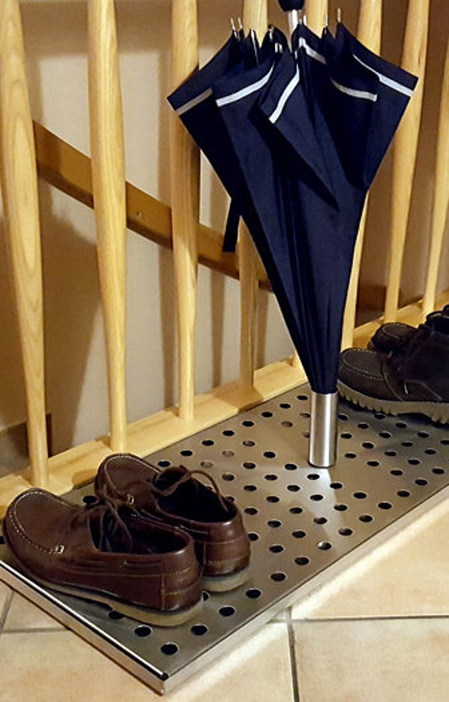 Schuh-Port aus Edelstahl mit 2 Paar Schuhen und Schirmständer